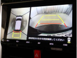 パノラミックビューモニター付きです。車両を上から見たような映像をディスプレイオーディオ画面に表示。運転席からの目視だけでは見にくい、車両周辺の状況をリアルタイムでしっかり確認できます。