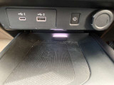 携帯電話置くだけ充電に対応しております。指定場所へ携帯電話を置くだけで充電開始、毎回配線を抜き差しする作業から解放される為、非常に便利な機能となっております。