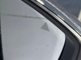 【ブラインドスポットモニタリング】走行中、ドアミラーの死角になりやすい箇所に後続車が接近するとサイドミラー付近に警告を表示、ドライバーに注意喚起をしてくれます。
