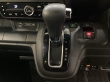 CVT車のセレクトレバーです。低速から高速まで、変速ショックのないスムーズな走りを実現するとともに、エンジン効率のよい領域を維持することで燃費にも貢献します。