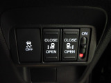 両側電動スライドドア。荷物で手が塞がる時など簡単にドアの開閉が出来ます。何より力いらずで開閉OK。女性やお年寄りにも優しい。電動機能はOFFにもできますから元気なお子様の駆け出しも安心。