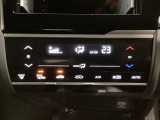 オートエアコンがついてますので、簡単操作で快適に過ごせます。リア熱線のスイッチの中に、雪道に対応したサイドミラーヒーターも入っています。