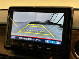 リバースギアに入れるだけで後方の表示へ切り替わります。夜間や雨の日の駐車も楽になりますよ。