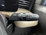 オートライト機能やフロントフォグランプの操作スイッチを備えたステアリングコラム脇のレバー。周囲の明るさに応じて自動でライトが点灯し、夜間や悪天候時の安全運転をサポートします。
