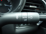 レバーをAUTOの位置にしているとき、レインセンサーが雨を感知すると、雨量に応じてワイパーが自動で作動してくれるオートワイパーを装備!設定変更で非作動にすると、間欠作動に固定されます。