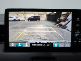 バックカメラの画像です。ガイドラインがスムースな車庫入れをサポートいたします。車庫入れの安心感がアップしますね。