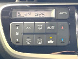 【オートエアコン】一度お好みの温度に設定すれば、車内の温度を検知し風量や温度を自動で調整。暑い&hellip;寒い&hellip;と何度もスイッチ操作をする必要はありません。快適な車内空間には必須の機能ですね♪