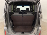 開口部も広く荷物の積み下ろしもしやすいお車となっております。シートの背もたれは5:5の割合で背もたれを可倒でき、前後のシートスライドもできるので荷室をひろげることができます。