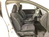 広い足元にゆったり座れるシートには肘掛けも装備しており長距離の運転でも疲れにくくなってます。女性でも運転がしやすいように、シートの高さ調整機能(シートリフター)がついています。