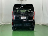 後席の窓には外から車内が見えにくくなるプライバシーガラスを採用。周りを気にせずリラックスして過ごせます