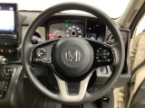 ハンドルにHondaセンシング系のクルーズコントロールやレーンキープアシストなどのスイッチと、オーディオの操作スイッチが装備されています。ハンドルから手を離さず安全に操作できます。