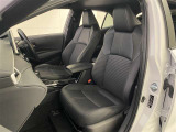 厚みがあって、座り心地のいいシート。運転席も助手席もリラックスしてゆったりと座れます♪