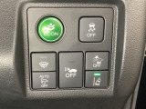 Hondaセンシング用の、VSA(ABS+TCS+横滑り抑制)解除と路外逸脱抑制機能のオンオフスイッチなどはハンドルの右側に装備しています。燃費に役立つECONボタンもここです。