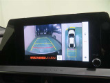 パノラミックビューモニター搭載。カメラで車両周囲の状況を映し出すため、狭い場所での駐車などに役立ちます。