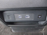 運転席にもUSB端子がついているので大変便利です。