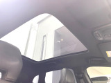 【パノラマガラスルーフ】固定式のガラスルーフで明るい車内空間を演出。日差しの強い日は電動スライドカーテンで調整するなど、季節を問わず開放的なドライブをお楽しみいただけます。