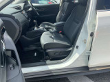 運転席と助手席の間にひじ掛けがございますので便利です。