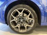 BMWの純正アロイホイールは軽量かつ強度にも優れているホイールで走行性能を引き上げる設計になっております。足元にもBMWは妥協がなくこだわっている個所になります。