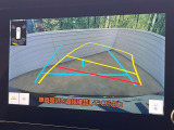 【バックカメラ】駐車時に後方がリアルタイム映像で確認できます。大型商業施設や立体駐車場での駐車時や、夜間のバック時に大活躍!運転スキルに関わらず、今や必須となった装備のひとつです!