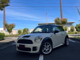 ミニ クーパーS ジョンクーパーワークスフルエアロ。車種ならではの走行性能と個性的なデザインを楽しめる一台です。