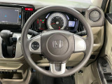 インテリアに合わせたデザインのステアリングは、運転される方のことも考え、運転しやすい形状、大きさです。是非一度、実際に触ってお確かめください。