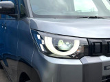 【LEDヘッドライト】悪天候や夜間走行時も良好な視界を確保し安心して運転できる高輝度LEDヘッドライトを装備!点灯速度が早く、消費電力も抑えられています。