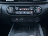 オートエアコン。運転席、助手席を温めるシートヒーターのスイッチです。