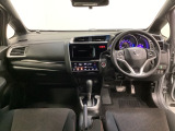 車内は光触媒抗菌消臭施工済です。インパネ周りはスタイリッシュなデザインです。グローブボックスやカップホルダーのほかにトレーなどたくさんの収納スペースが付いています。