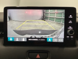 バックギアに入れますとご覧のような画像に自動的に切り替わります。車庫入れ時に役立ちます。