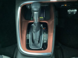 「e:HEV」は、モーター走行を中心にしながら電気エネルギーやエンジン動力を最も効率よく使い分けることができる賢いハイブリッドシステムです。サイドブレーキはスイッチ操作の電子制御パーキングブレーキです