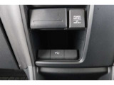 スマートフォンなどの音楽再生が可能なUSB接続ジャック装備車両です♪♪♪