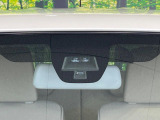 【レーダーブレーキサポート】走行中に前方の車両等を認識し、衝突しそうな時は警報とブレーキで衝突回避と被害軽減をアシスト。より安全にドライブをお楽しみいただけます。