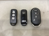 スマートキー付きですからドアロックの開閉およびエンジンスタートが楽々です。電動スライドドアの開け閉めもボタンで操作できます。加えて、純正リモコンエンジンスターター用の操作キーもついています。