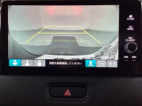 バックでの車庫入れも安心です!リアカメラが付いているバックモニター付のナビディスプレイを装備しております。操作線もついており距離感も画面から確認できます。