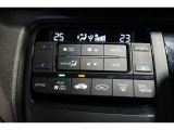 運転席と助手席の温度設定の変更が可能な左右独立タイプのデュアルエアコンです♪♪♪暑がりな人・寒がりな人も誰もが車内を快適にお過ごしいただけます♪♪♪