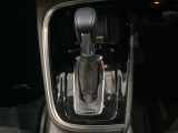 「e:HEV」は、モーター走行を中心にしながら電気エネルギーやエンジン動力を最も効率よく使い分けることができる賢いハイブリッドシステムです。サイドブレーキはスイッチ操作の電子制御パーキングブレーキです