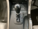 5速AT車のセレクトレバーです。低速から高速までスムーズな走りを実現するとともに、エンジン効率のよい領域を維持することで燃費にも貢献します。