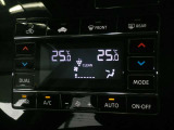 運転席と助手席で別々の温度設定ができるデュアルオートエアコン!!助手席の方も快適に過ごせます♪