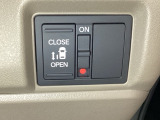 左側電動スライドドアは運転席からでも操作ができるように、ハンドル付近に開閉の操作スイッチが付いています。