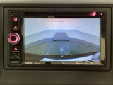 ギヤをR(バック)に入れるとナビ(社外品)の画面に後ろの映像が映るリアカメラ付です。後退時、コンディションが悪い視界でもカラーバックモニターがドライバーをサポートします。