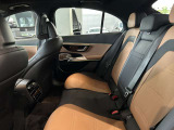 メルセデスのシートは少し硬めになっております。長時間の運転の際、適度な反発があることでお尻や腰の負担を減らす効果が御座います。