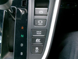 電動パーキングブレーキを搭載。スイッチ操作でパーキングブレーキを作動・解除することが可能ですので、操作の力が不要ですよ♪
