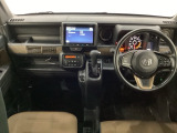 車内は光触媒抗菌消臭施工済です。インパネ周りはスタイリッシュなデザインです。グローブボックスやカップホルダーのほかにトレーなどたくさんの収納スペースが付いています。