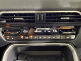 【左右独立温度コントロール式フルオートエアコン(DUAL/SYNC)】運転席側と助手席側でそれぞれ自由に温度設定ができ、快適な風量やモードなどを自動調整します!