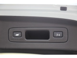 ハンズフリーアクセスパワーテールゲート(予約クローズ機能付)荷物でいっぱいのあなたを少しだけお手伝いします。Hondaスマートキーを持っていれば、ハンズフリーでテールゲートの開閉が可能です。