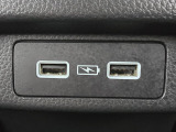 スマートフォンの充電に便利なUSBジャックを装備しています。