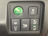 Hondaセンシング用の、VSA(ABS+TCS+横滑り抑制)解除と路外逸脱抑制機能のオンオフスイッチなどはハンドルの右側に装備しています。燃費に役立つECONボタンもここです。