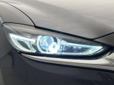 【LEDヘッドライト】悪天候や夜間走行時も良好な視界を確保し安心して運転できる高輝度LEDヘッドライトを装備!点灯速度が早く、消費電力も抑えられています。