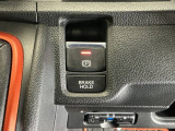 パーキングブレーキはスマートな電子制御式と合わせて渋滞時等にブレーキペダルから足を離しても停車状態を保持してくれるオートブレーキホールド機能で運転が楽になります。スタートはアクセルペダルを踏むだけ