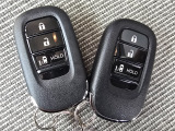 便利なスマートキー付き。キーを取り出さずにドアの施錠・解錠やエンジン始動が可能です。